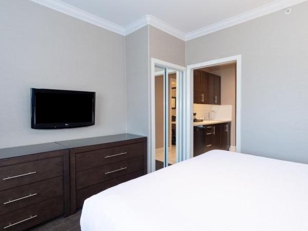 Sandman Signature Edmonton South Hotel : photo 2 de la chambre standard suite, 1 king bed, kitchen, washer dryer