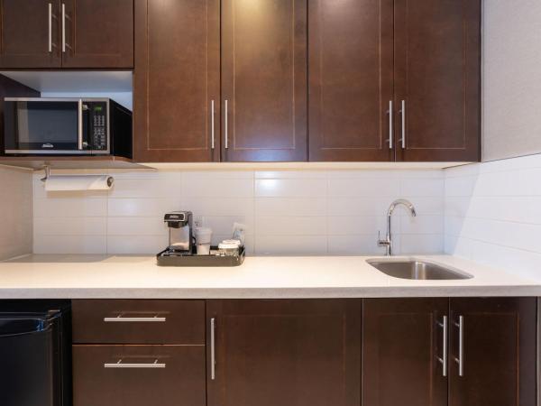 Sandman Signature Edmonton South Hotel : photo 5 de la chambre standard suite, 1 king bed, kitchenette