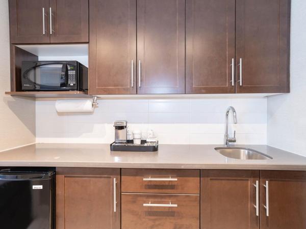 Sandman Signature Edmonton South Hotel : photo 5 de la chambre family suite, 1 king bed, 2 single beds, kitchenette