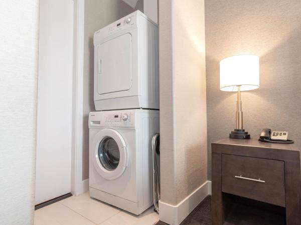 Sandman Signature Edmonton South Hotel : photo 7 de la chambre standard suite, 1 king bed, kitchen, washer dryer