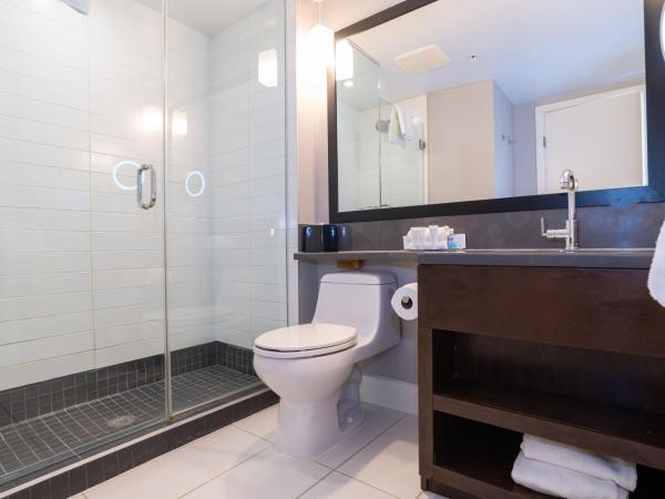 Sandman Signature Edmonton South Hotel : photo 7 de la chambre suite lit king-size avec jacuzzi et cuisine