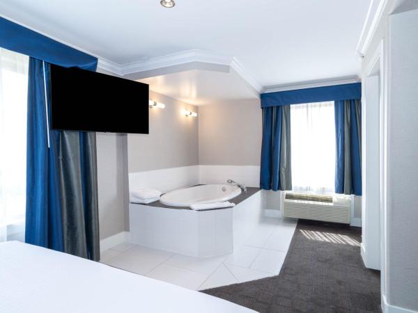 Sandman Signature Edmonton South Hotel : photo 3 de la chambre suite lit king-size avec jacuzzi et cuisine