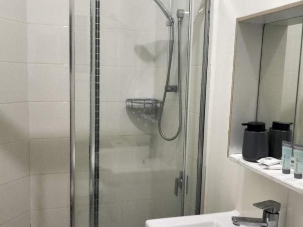 cliffinn kangaroo point : photo 4 de la chambre chambre familiale avec salle de bains