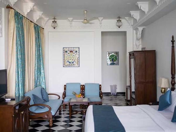 Swaroop Vilas - Lake Facing Boutique Hotel : photo 3 de la chambre suite junior avec balcon