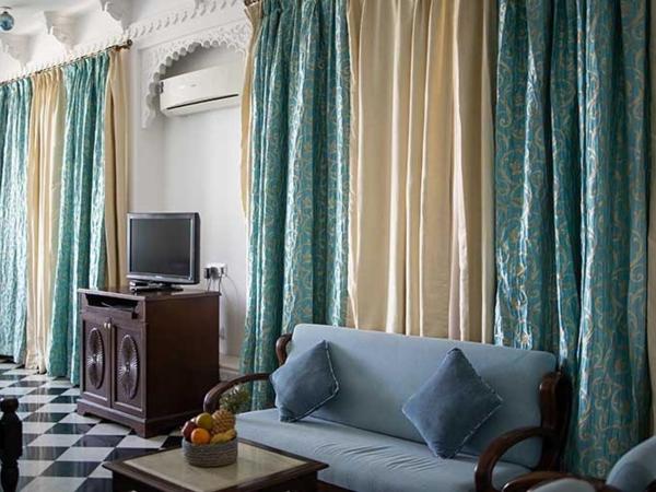 Swaroop Vilas - Lake Facing Boutique Hotel : photo 7 de la chambre suite junior avec balcon