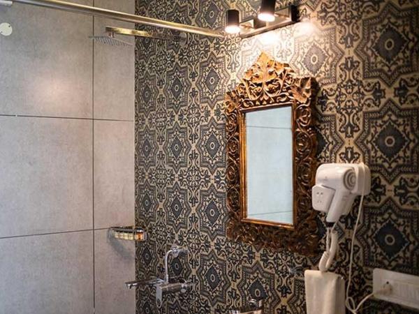 Swaroop Vilas - Lake Facing Boutique Hotel : photo 6 de la chambre suite junior avec balcon