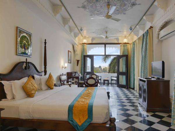 Swaroop Vilas - Lake Facing Boutique Hotel : photo 5 de la chambre suite junior avec balcon