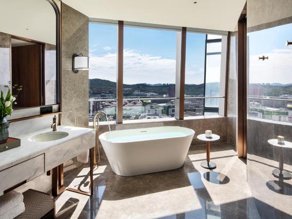 Four Seasons Hotel Dalian : photo 2 de la chambre premier city view room king