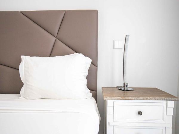 Grande Pensao Residencial Alcobia : photo 3 de la chambre chambre double supérieure - vue sur ville