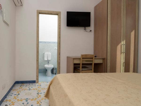 Guest House La Piazzetta : photo 1 de la chambre chambre double standard