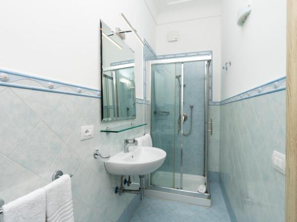 Guest House La Piazzetta : photo 2 de la chambre chambre double standard