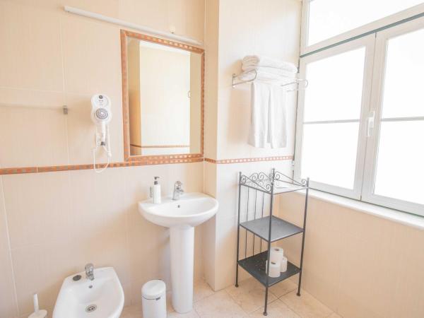 Grande Pensao Residencial Alcobia : photo 4 de la chambre chambre double