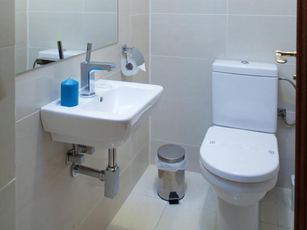 Retro Hotel Villa Ostrava : photo 5 de la chambre chambre familiale