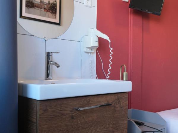 Hotel Abba : photo 4 de la chambre chambre simple avec salle de bains commune