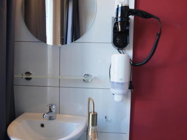 Hotel Abba : photo 8 de la chambre chambre simple avec salle de bains commune