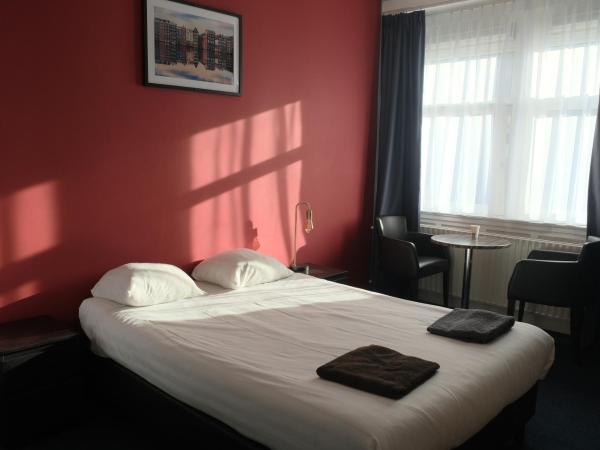 Hotel Abba : photo 3 de la chambre chambre double avec salle de bains commune