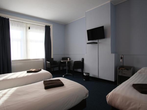 Hotel Abba : photo 1 de la chambre chambre triple avec salle de bains commune