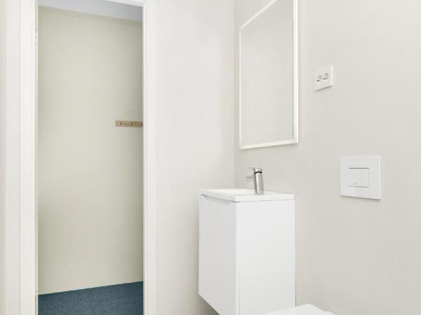 Central Guest House - Bedroom with private Bathroom : photo 10 de la chambre chambre double avec salle de bains privative