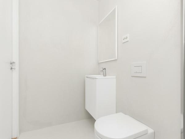 Central Guest House - Bedroom with private Bathroom : photo 9 de la chambre chambre double avec salle de bains privative