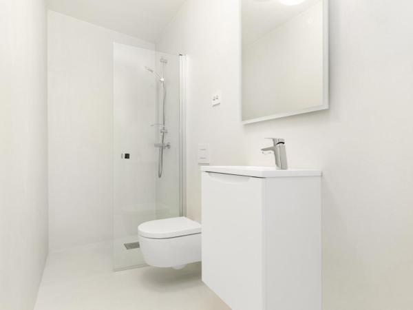 Central Guest House - Bedroom with private Bathroom : photo 9 de la chambre chambre double avec salle de bains privative