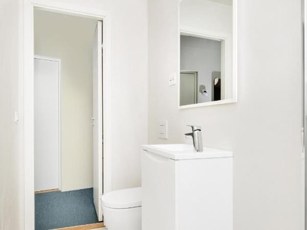 Central Guest House - Bedroom with private Bathroom : photo 10 de la chambre chambre double avec salle de bains privative