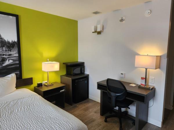 Super 8 by Wyndham Winnipeg East MB : photo 3 de la chambre chambre lit king-size - accessible aux personnes à mobilité réduite
