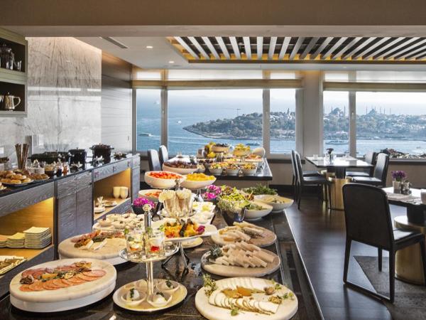 The Marmara Taksim : photo 9 de la chambre hébergement club avec accès au salon - vue sur ville