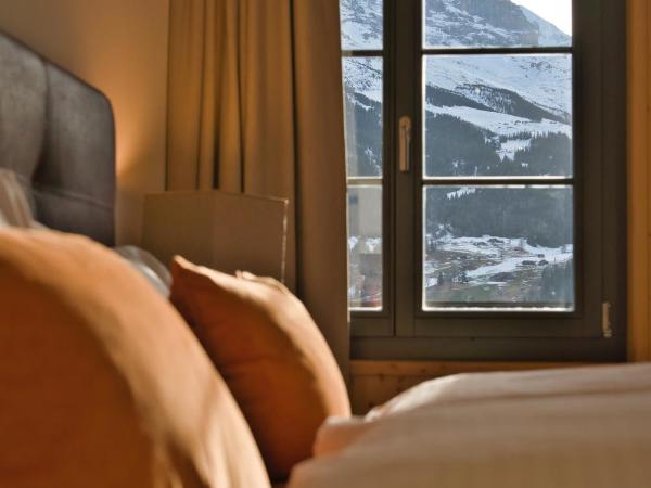 Eiger View Alpine Lodge : photo 5 de la chambre chambre double supérieure avec balcon - vue sur eiger