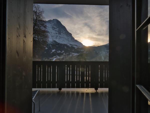 Eiger View Alpine Lodge : photo 2 de la chambre chambre double supérieure avec balcon - vue sur eiger
