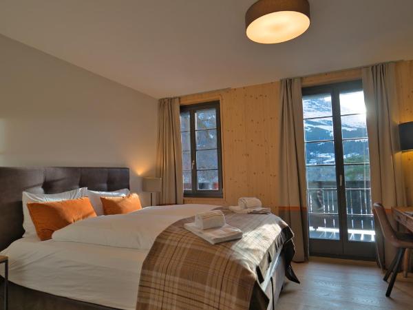 Eiger View Alpine Lodge : photo 3 de la chambre chambre double supérieure avec balcon - vue sur eiger