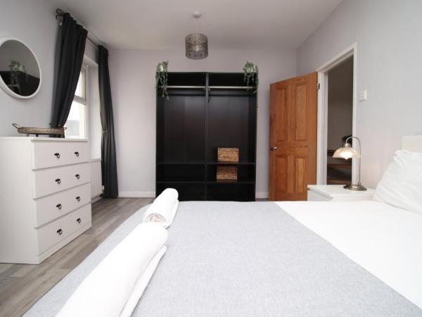 Parking | 2BR | Luxurious : photo 5 de la chambre maison de vacances