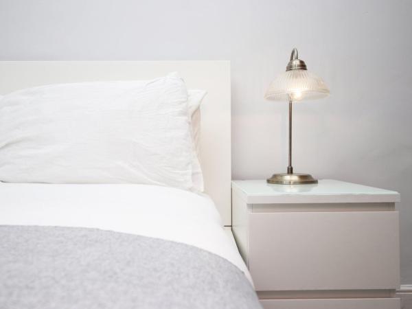 Parking | 2BR | Luxurious : photo 6 de la chambre maison de vacances