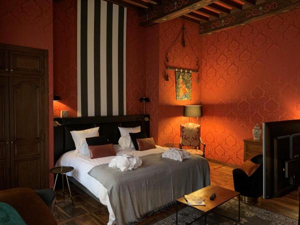 Mercure Figeac Viguier du Roy : photo 6 de la chambre suite deluxe avec 1 lit double et un canapé