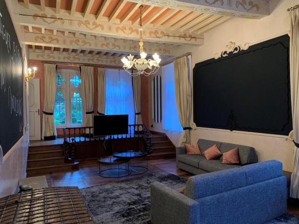 Mercure Figeac Viguier du Roy : photo 5 de la chambre suite deluxe avec 1 lit double et un canapé