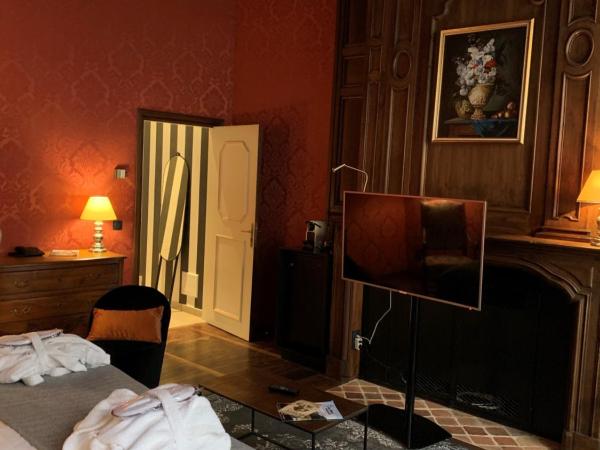 Mercure Figeac Viguier du Roy : photo 4 de la chambre suite deluxe avec 1 lit double et un canapé