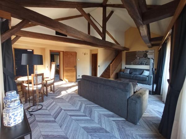 Mercure Figeac Viguier du Roy : photo 1 de la chambre suite familiale avec 1 lit double et 2 canapés-lits