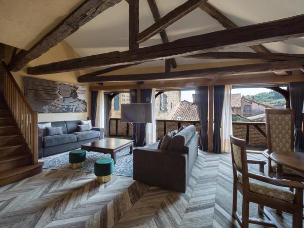 Mercure Figeac Viguier du Roy : photo 4 de la chambre suite familiale avec 1 lit double et 2 canapés-lits
