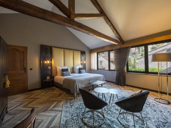 Mercure Figeac Viguier du Roy : photo 3 de la chambre suite familiale avec 1 lit double et 2 canapés-lits