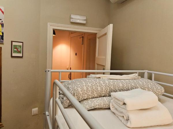 Wow Hostel Barcelona : photo 3 de la chambre chambre lits jumeaux Économique avec salle de bains commune