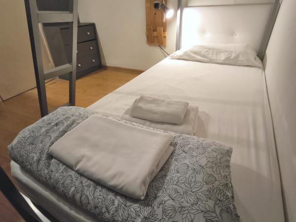 Wow Hostel Barcelona : photo 6 de la chambre chambre lits jumeaux avec lits superposés et salle de bains commune