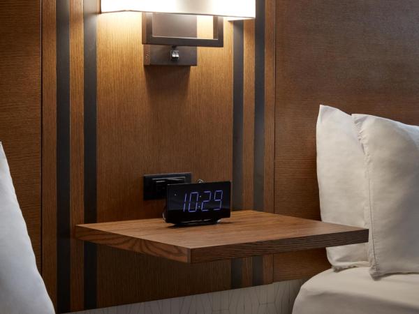 Canadas Best Value Inn Toronto : photo 1 de la chambre chambre 2 lits queen-size - non-fumeurs