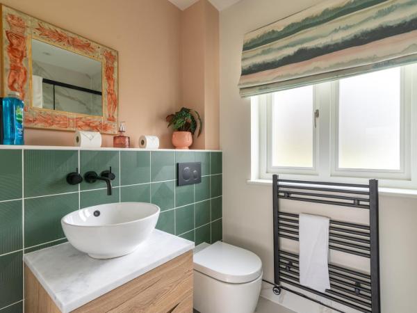 Near Major Attractions | Comfortable | TV : photo 5 de la chambre maison de vacances