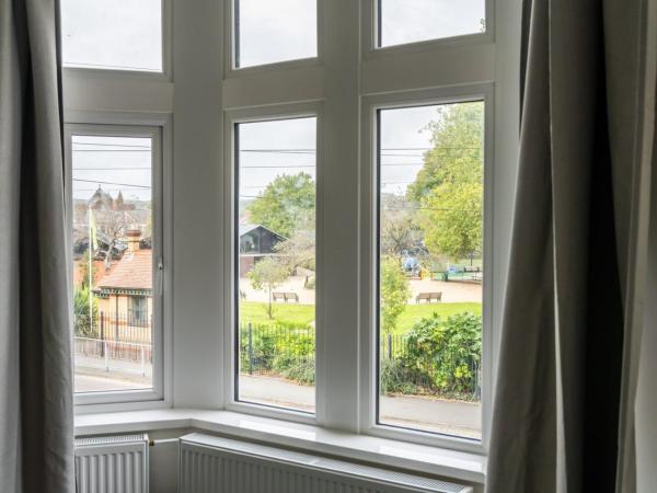 Smart TV | WiFi | Free Parking : photo 10 de la chambre maison de vacances