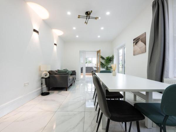 Smart TV | WiFi | Free Parking : photo 1 de la chambre maison de vacances