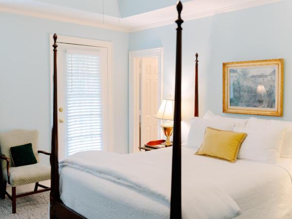 The Morehead Inn : photo 1 de la chambre chambre lit queen-size avec balcon