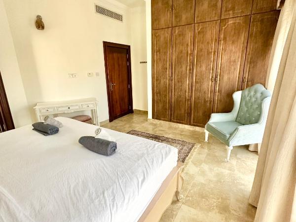 DARÏ : photo 5 de la chambre chambre lit queen-size - vue sur piscine