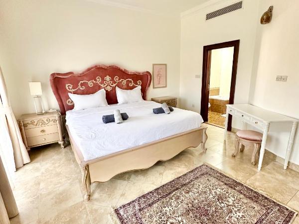 DARÏ : photo 3 de la chambre chambre lit queen-size - vue sur piscine