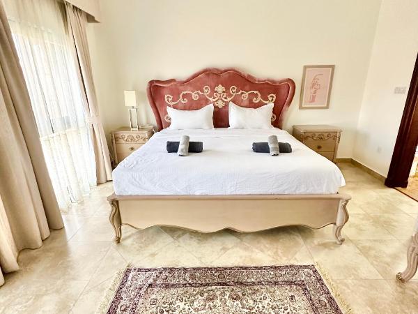 DARÏ : photo 4 de la chambre chambre lit queen-size - vue sur piscine