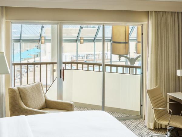 DoubleTree by Hilton Orlando Airport Hotel : photo 1 de la chambre chambre lit king-size avec balcon - non-fumeurs