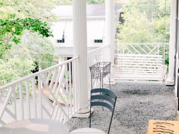 The Morehead Inn : photo 2 de la chambre chambre lit queen-size avec balcon